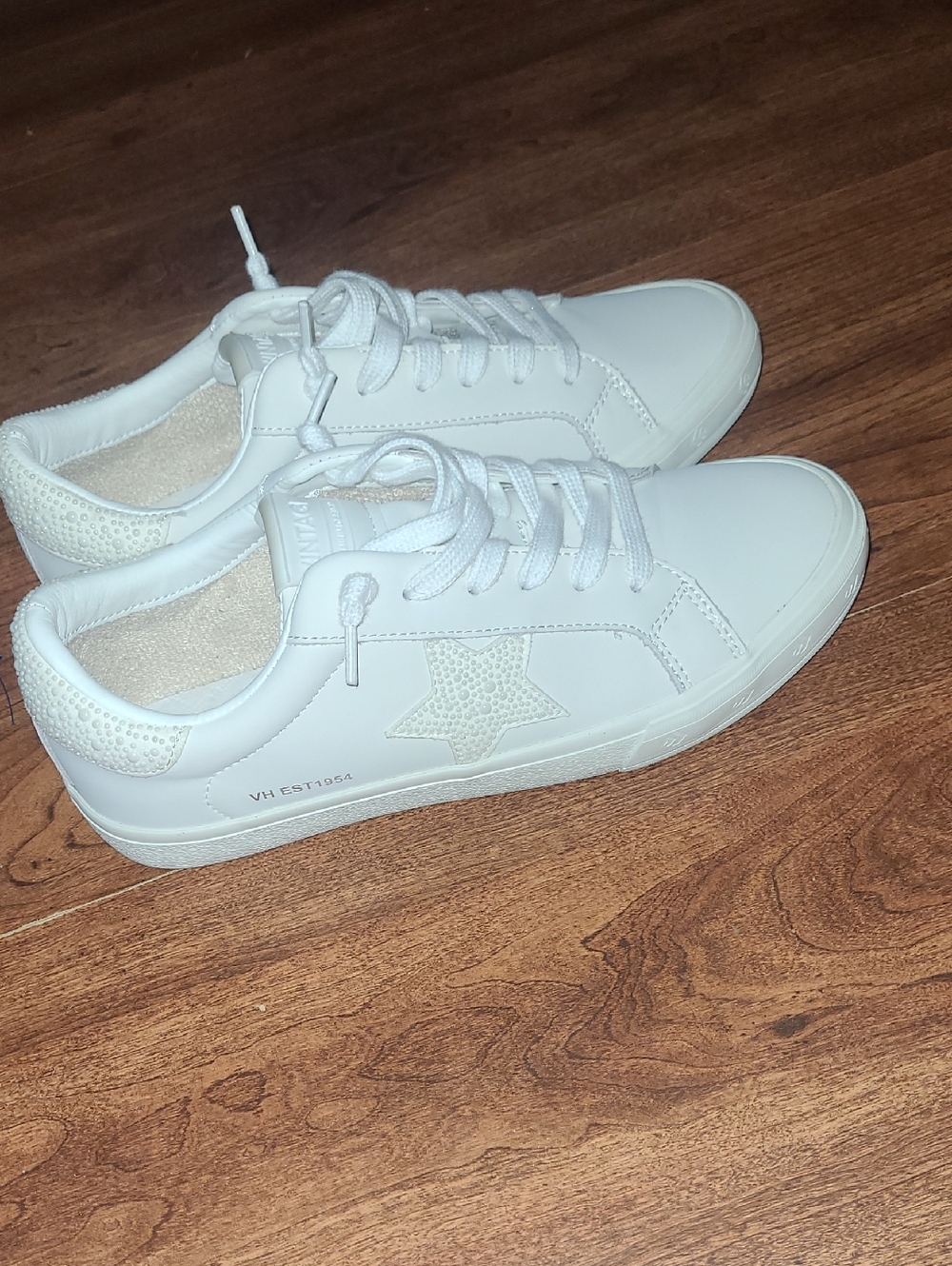 Vintage Havana White Low-Top Star Accent Sneakers Size 8.5